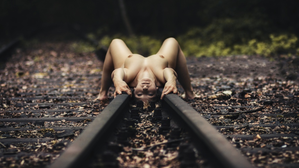 Ню фотосессия на рельсах