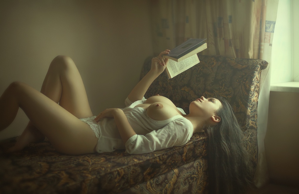 Фотосессия девушки с книгой ню