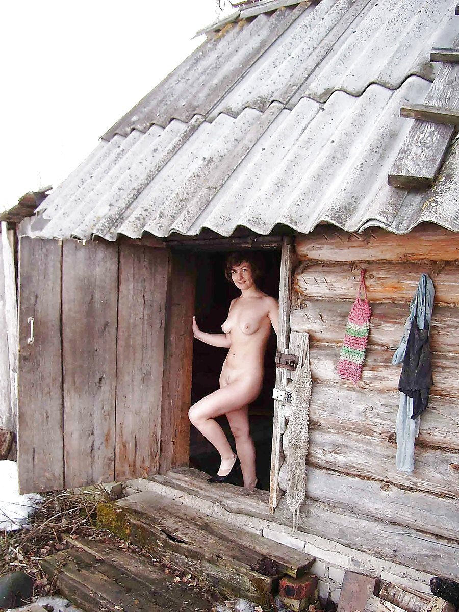 Голые женщины в деревенской бане