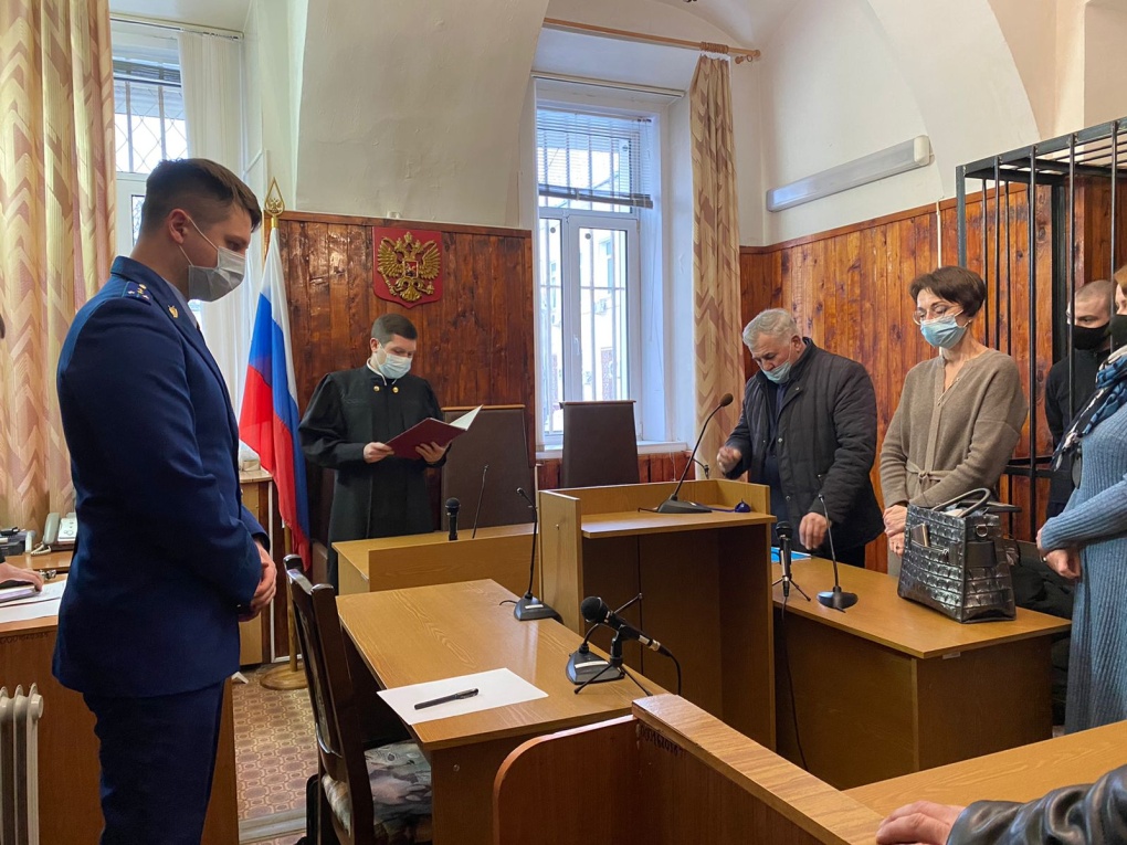 Привязали голышом к дереву