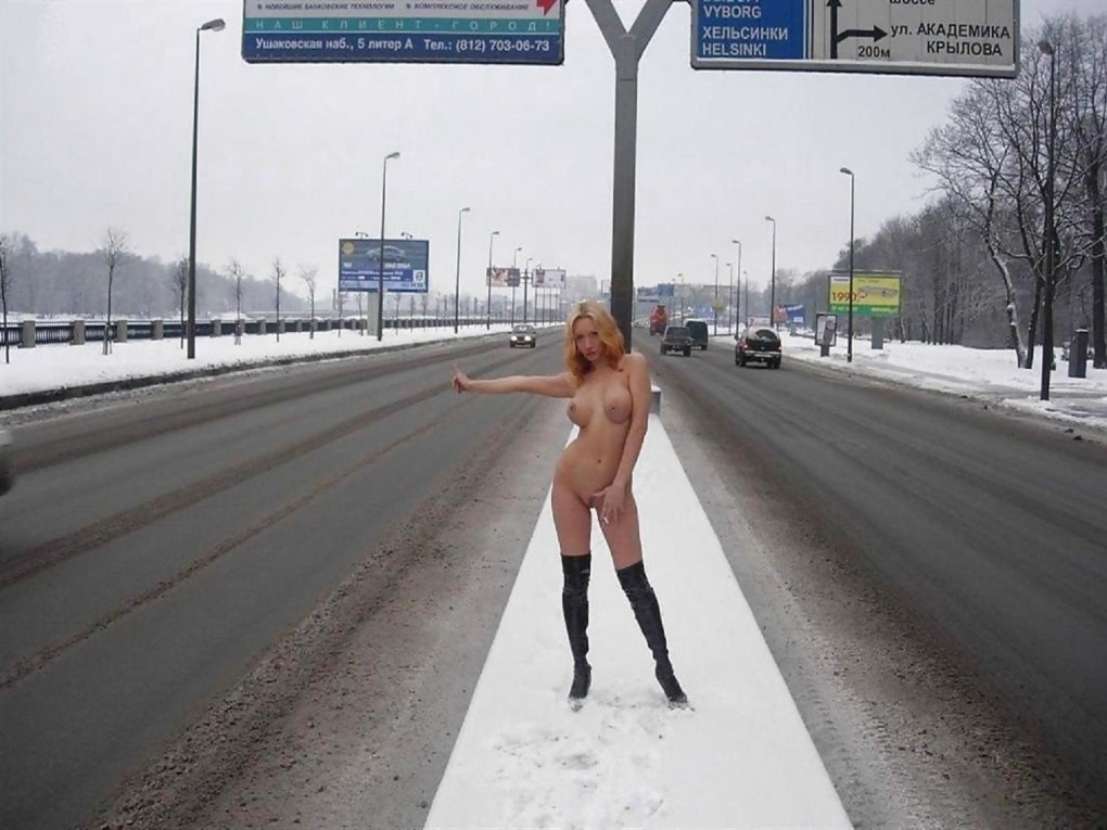 Девушка разделась на трассе