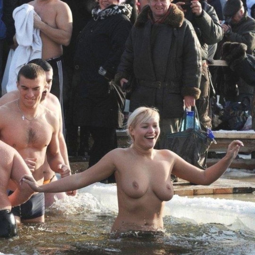 Голые женщины в купели на крещение