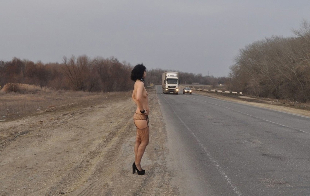 Голые старухи на трассе