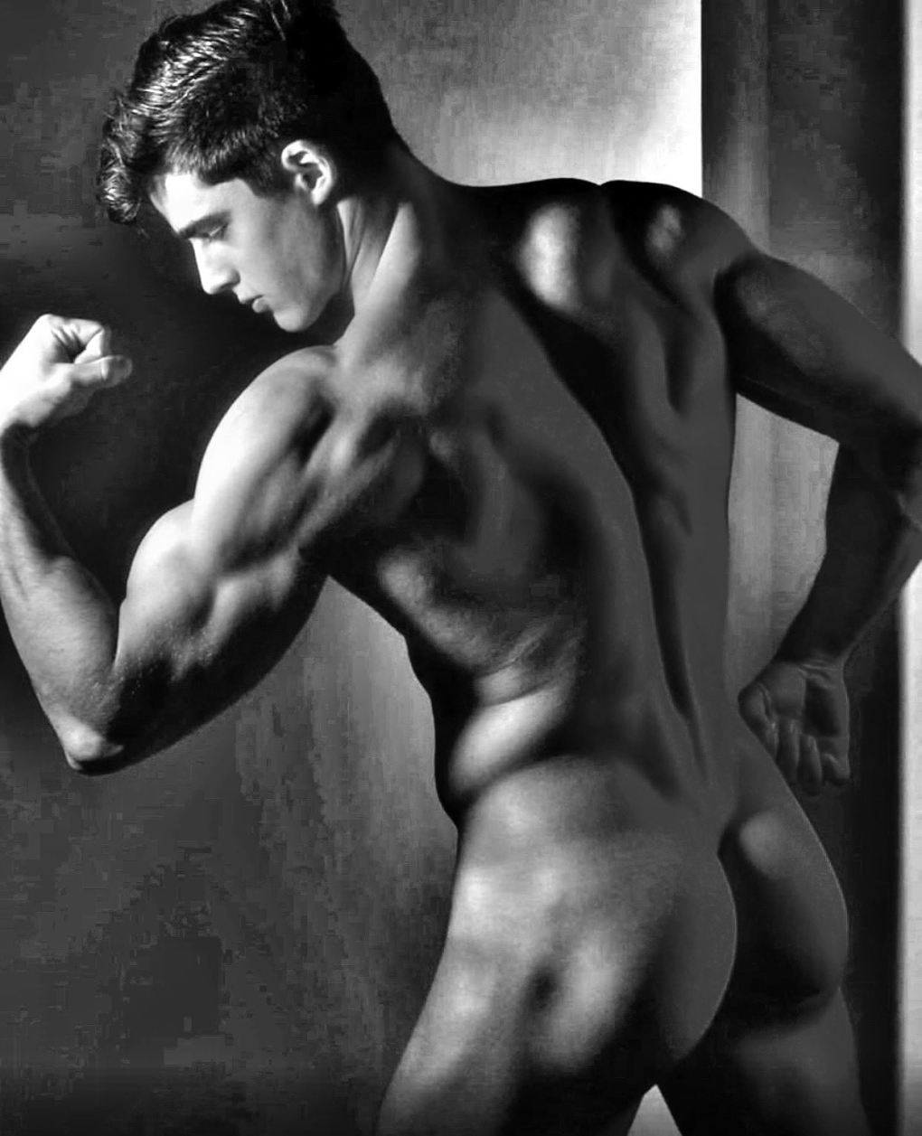Голый красавчик большим