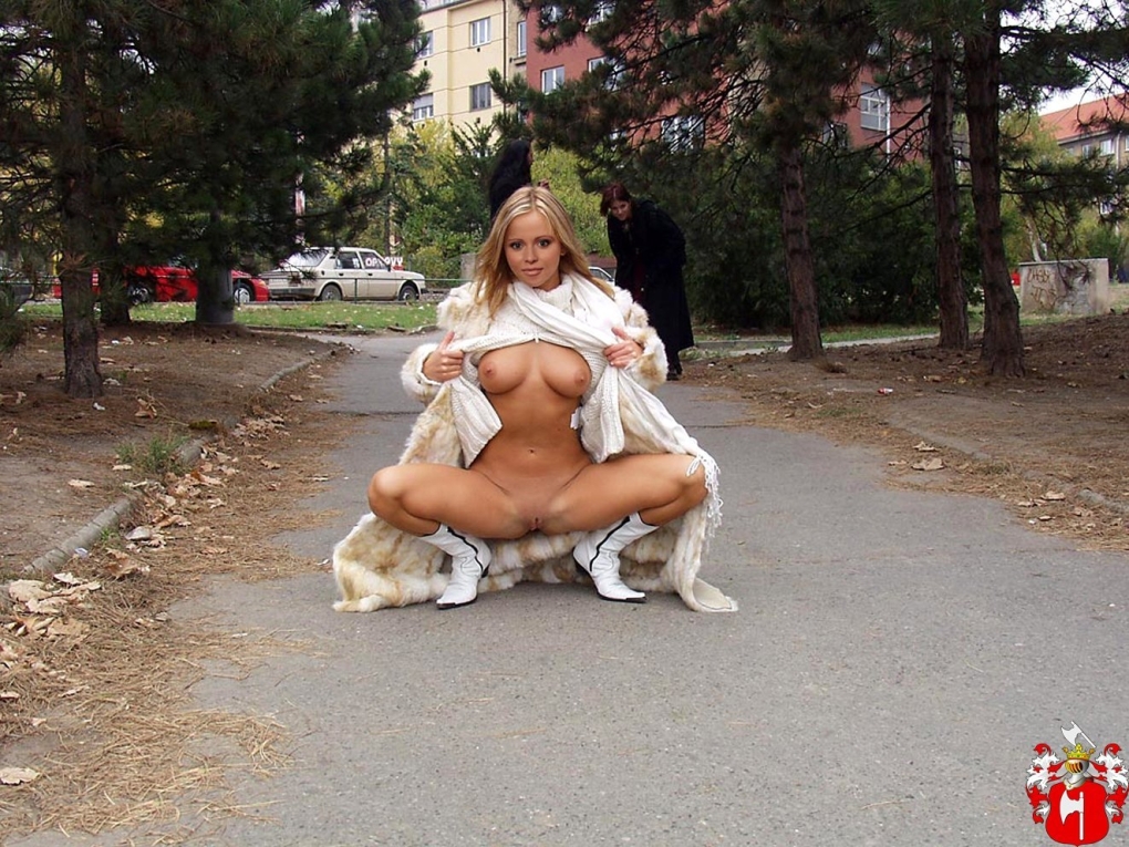 Девушка голышом по улице