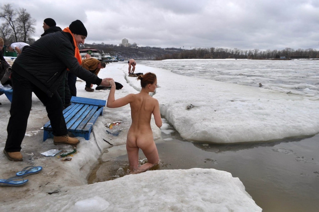 Девушка голышом на морозе