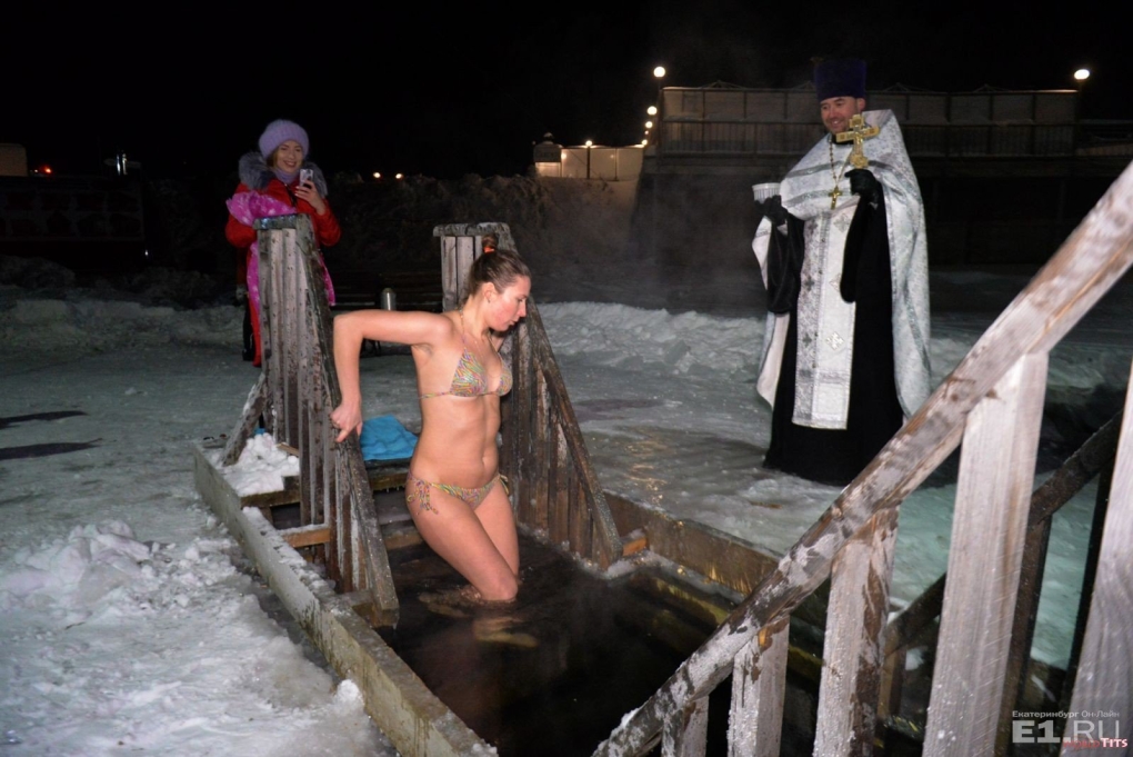 Купание в проруби нагишом