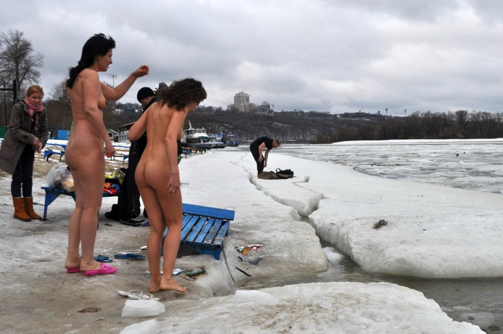 Большие сиськи в проруби