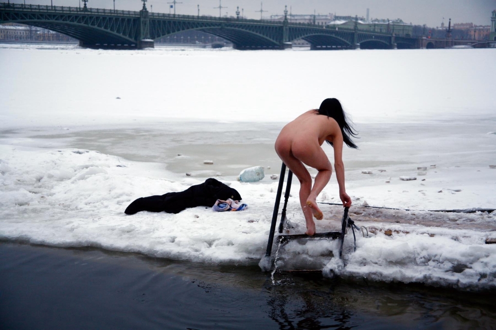 Купание в проруби голышом