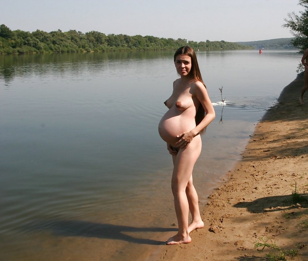 Голые беременные женщины на речке