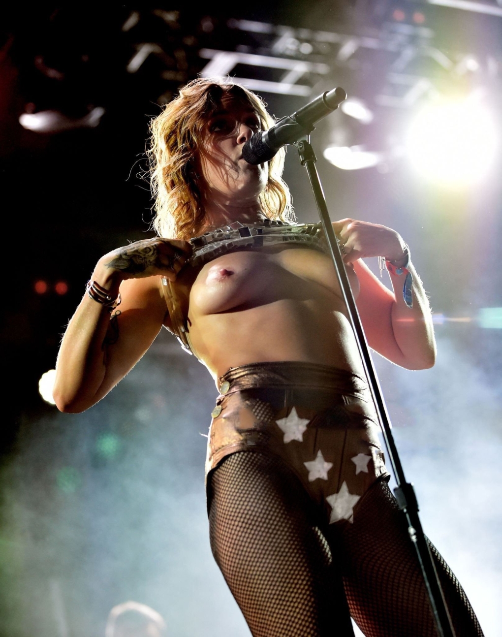 Туве Лу топлесс