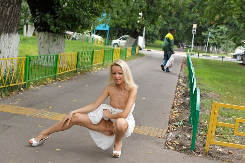 Гуляет по улице без трусиков