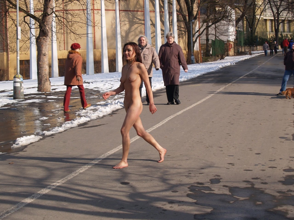 Голые люди ходят по улице