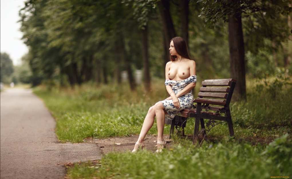 Голые женщины на скамейке