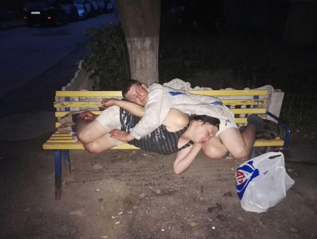 Голые алкашки на улице