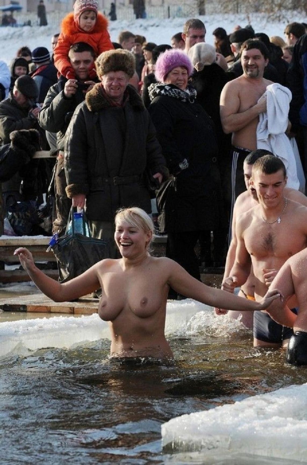 Девушка в проруби