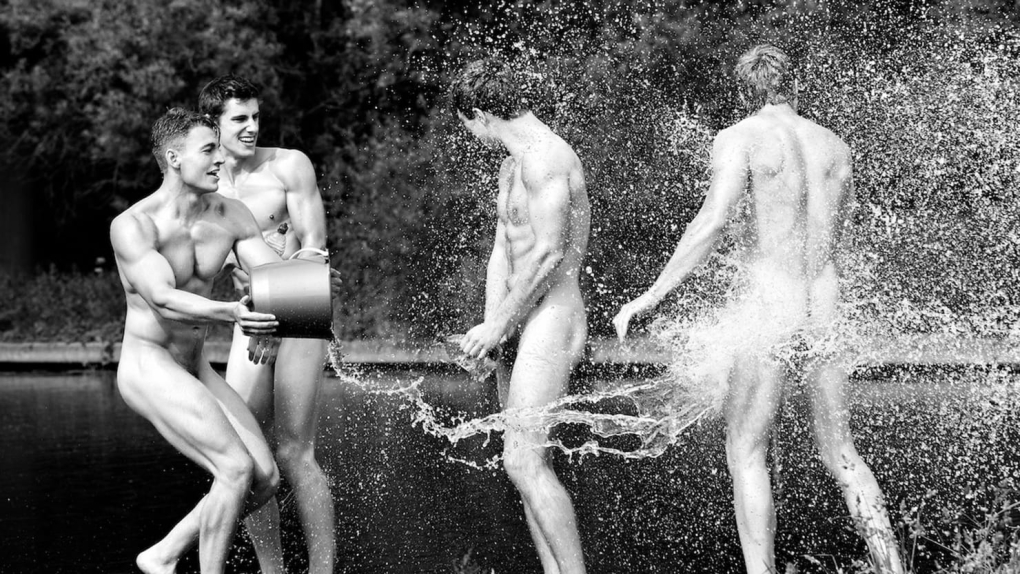 Водные процедуры парни ню