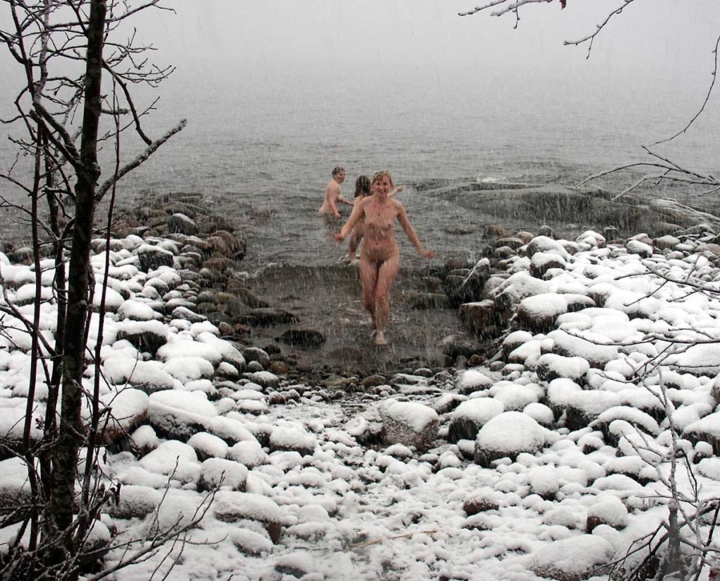 Купание в источнике голым
