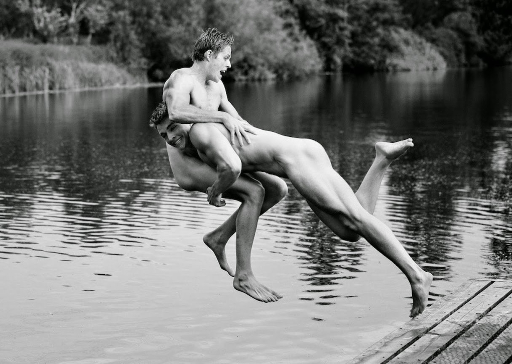 Голые мужчина и женщина в воде
