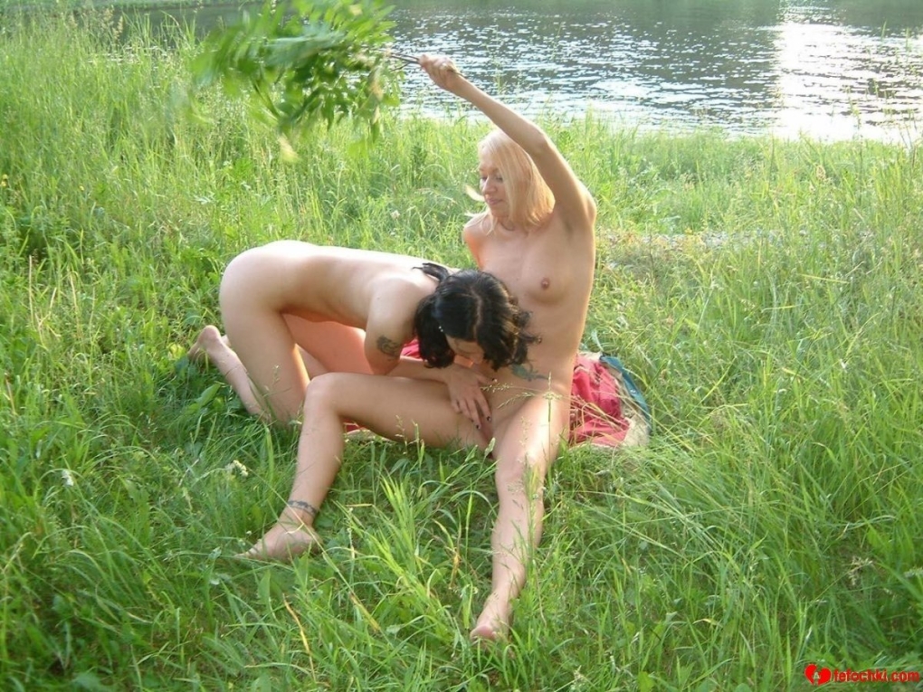 Пьяные голые бабы на речке