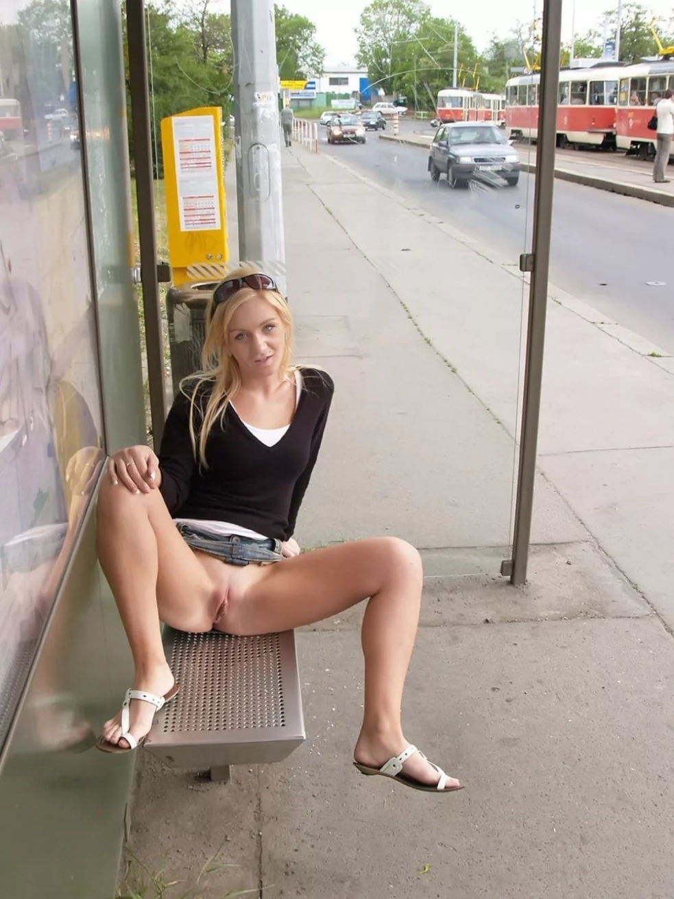 Голые телки в общественных местах