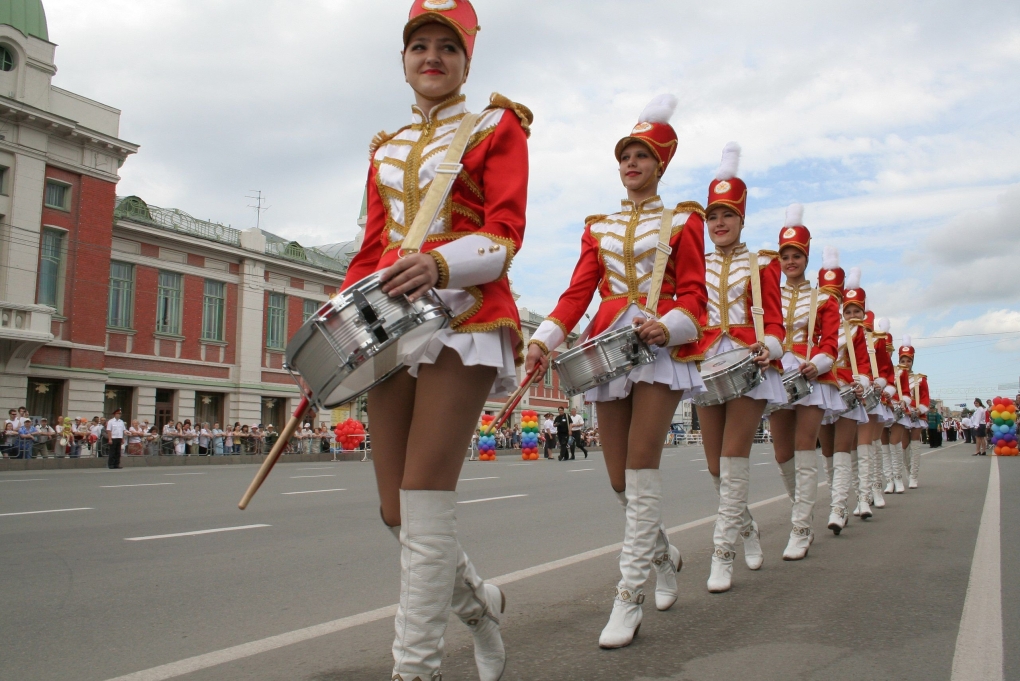 Девушки в юбках без трусов