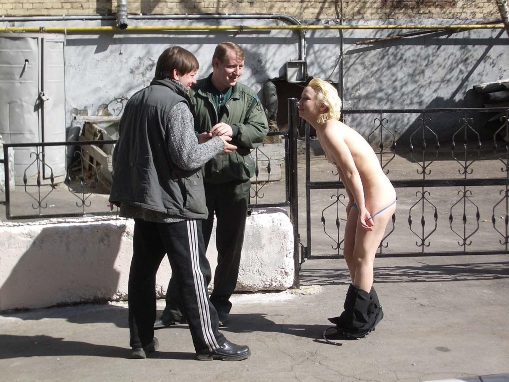 Девушка разделась перед бомжами
