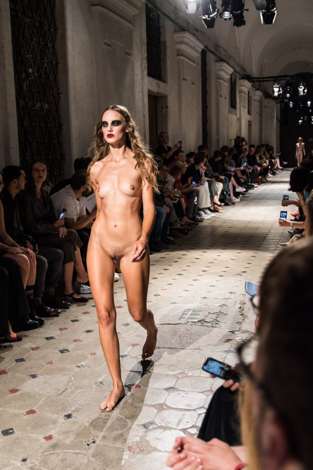 Модели на подиуме без трусов
