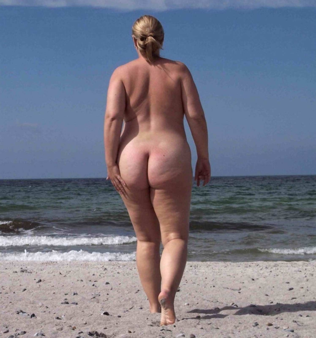 Голые женщины в возрасте в море