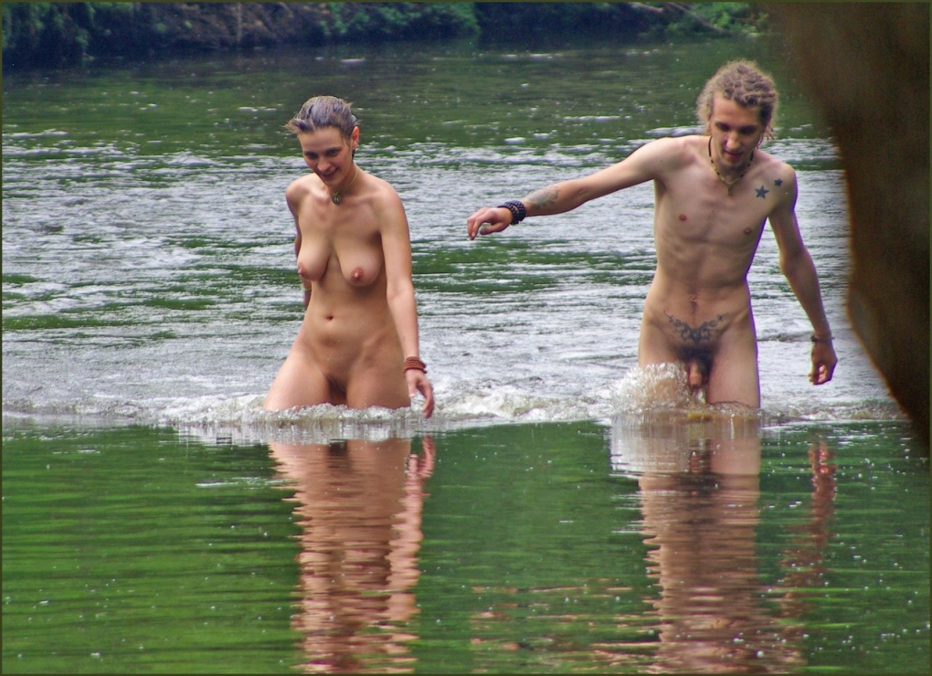 Голые девки на озере частное